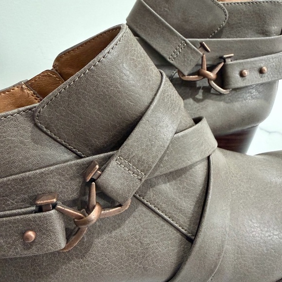 Eurosoft by Sofft Size 8 Women's Brown Strappy Faux Leather Booties Ankle - Picture 8 of 13